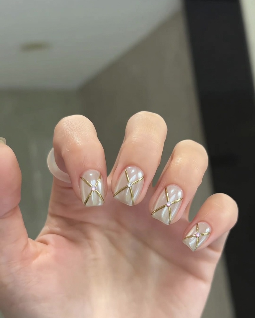 A sponge applicator dabbing pearlescent chrome powder onto a pre-colored nail.