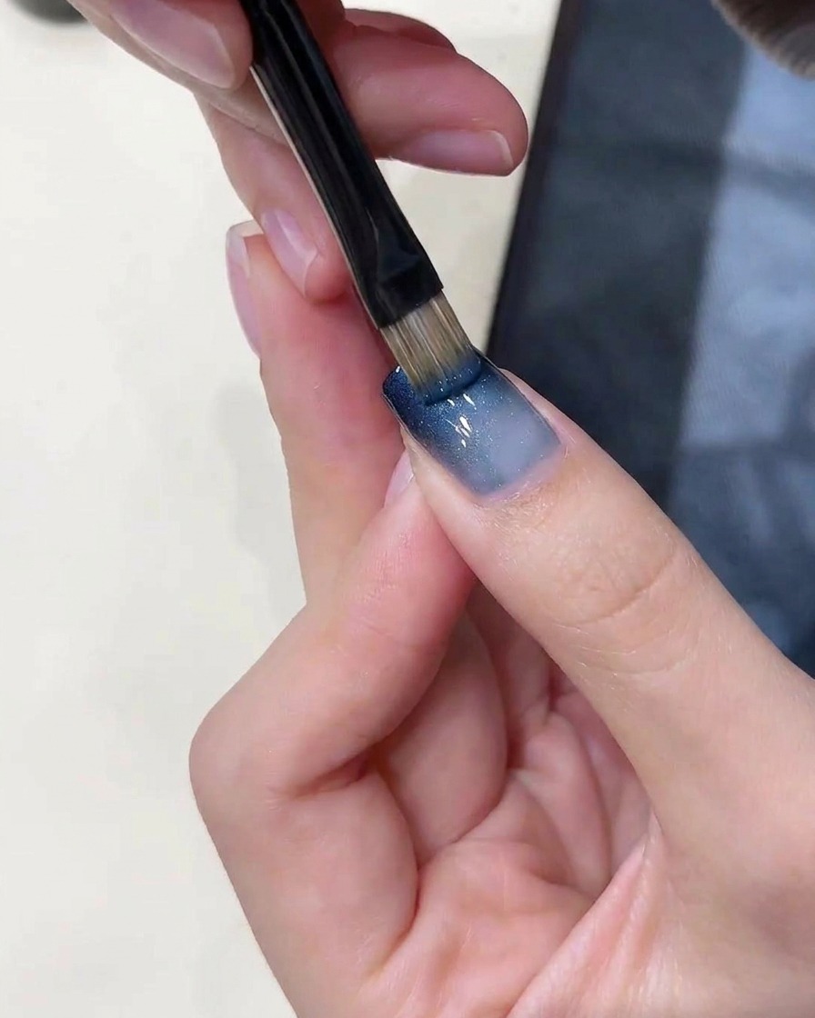 Using a magnet to create a wide shimmer effect.