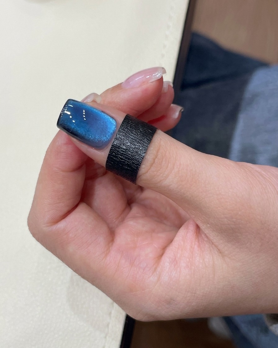 Using the edge of a magnet to define the cat-eye shimmer.