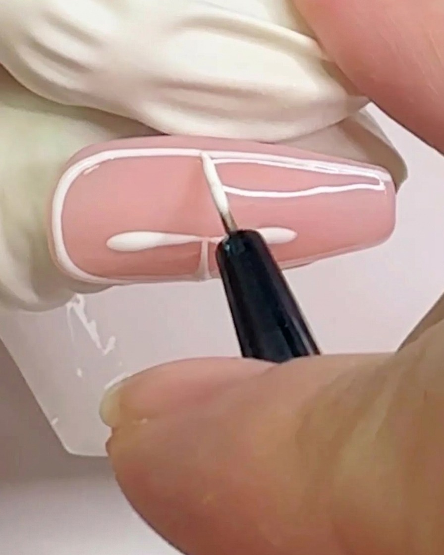 A nail with eight white lines radiating from the center like a starburst.