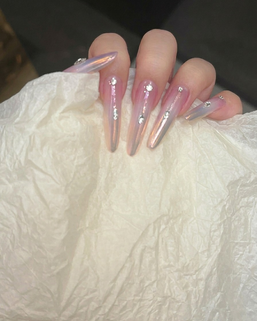 A tool gently patting the blushing gel to blend and perfect the gradient.