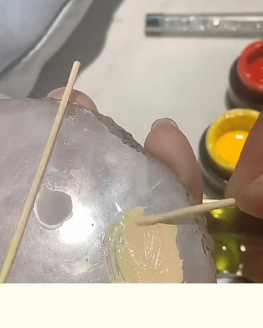 A smooth, fully blended peach-colored gel mixture on a glass palette.