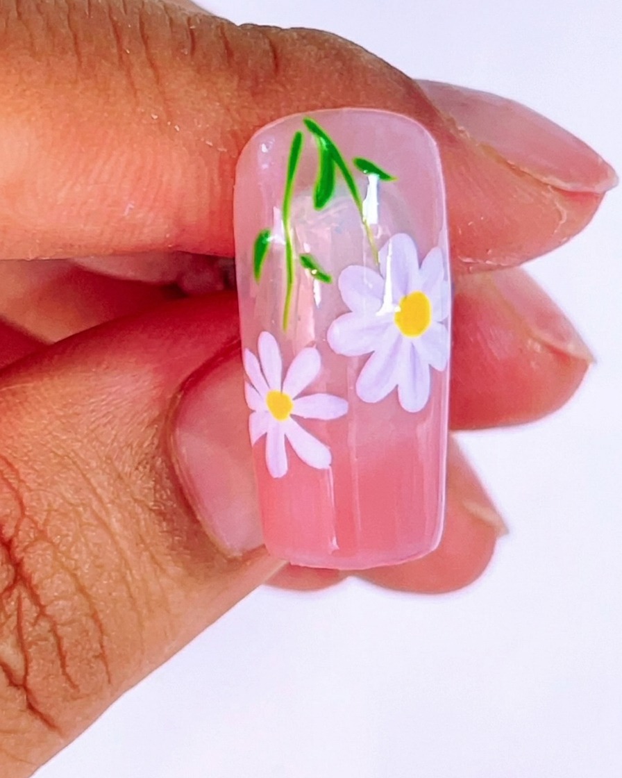 A new white 米 guide being painted on the lower part of the nail tip.