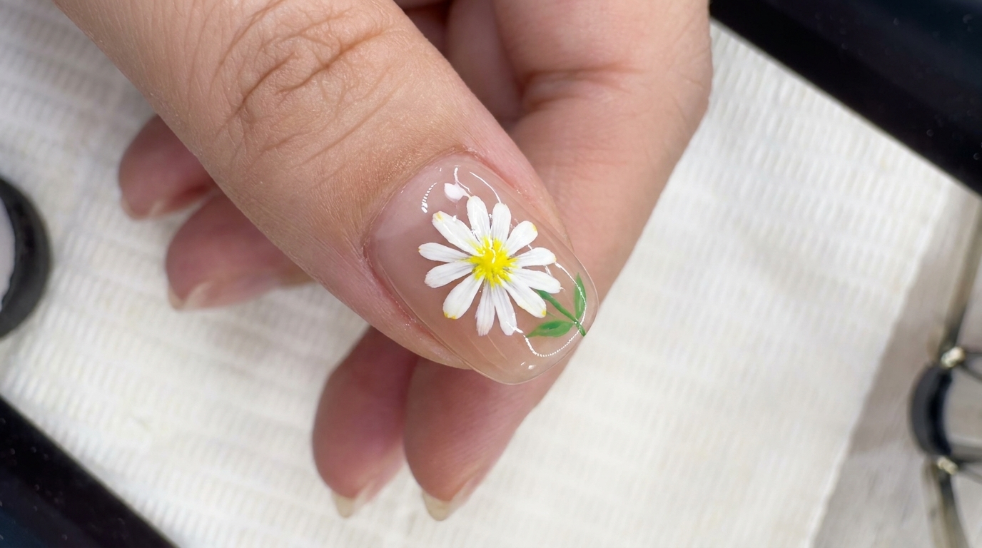 How to Paint a Delicate Daisy on Your Nails — Step-by-Step Tutorial