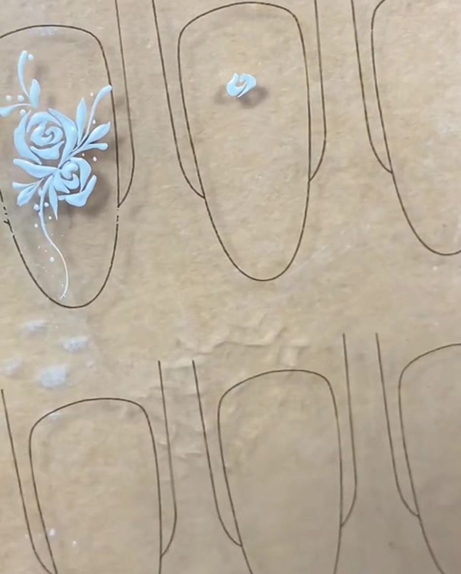 A liner brush creating a small, C-shaped curved line on the left side of the center point.
