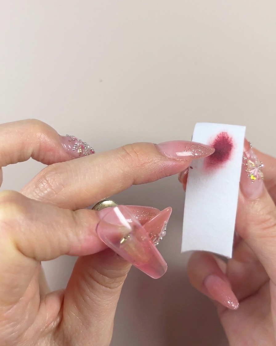 A close-up showing the sponge edge softly blurring the gel color for a smooth transition.