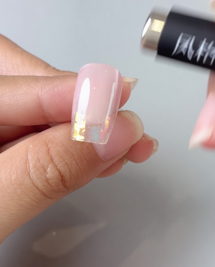 A close-up of the magnet tip swirling over the gel to form a round magnetic highlight.