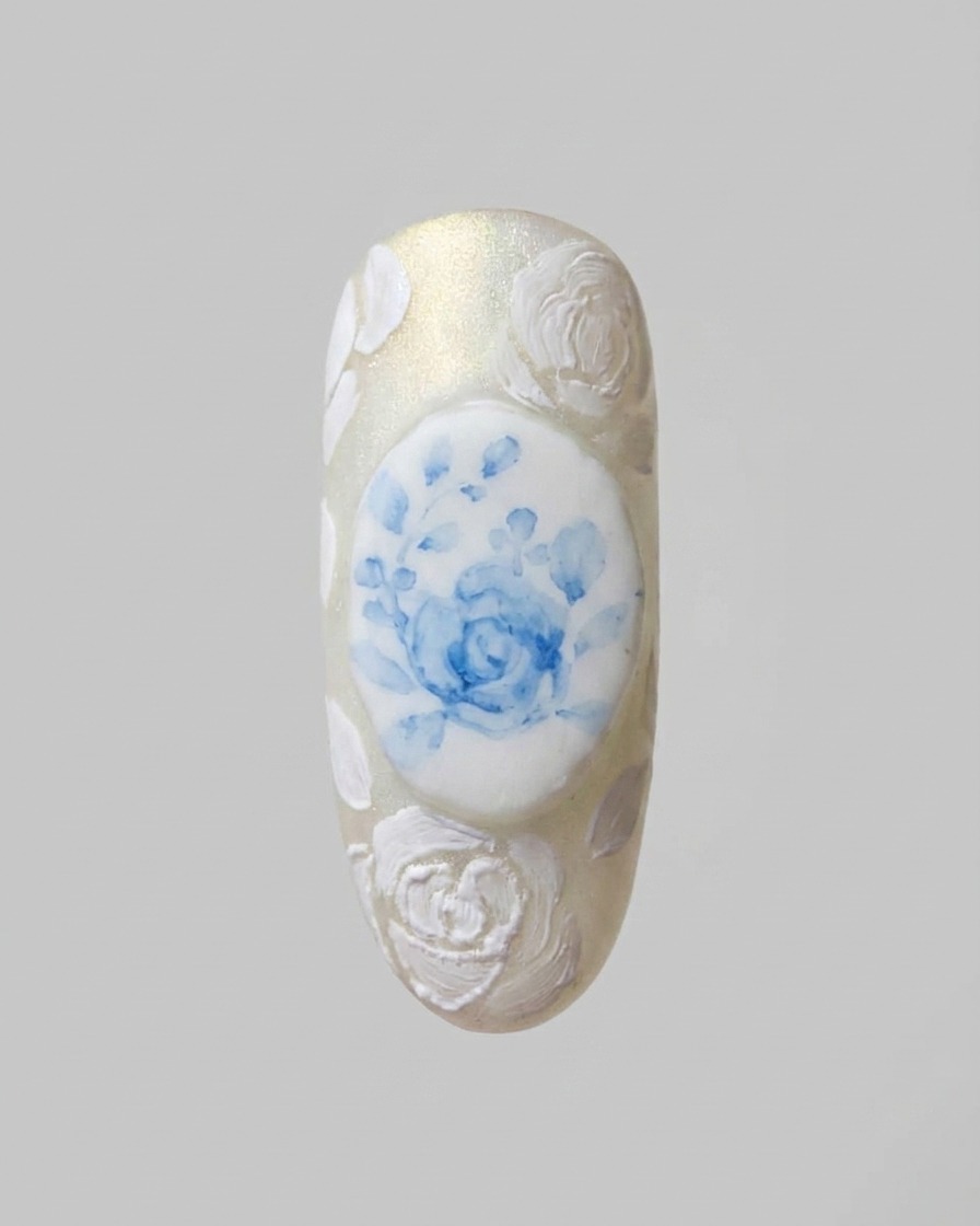A fine detail brush adding thin, intricate white lace patterns that connect the 3D rose designs.