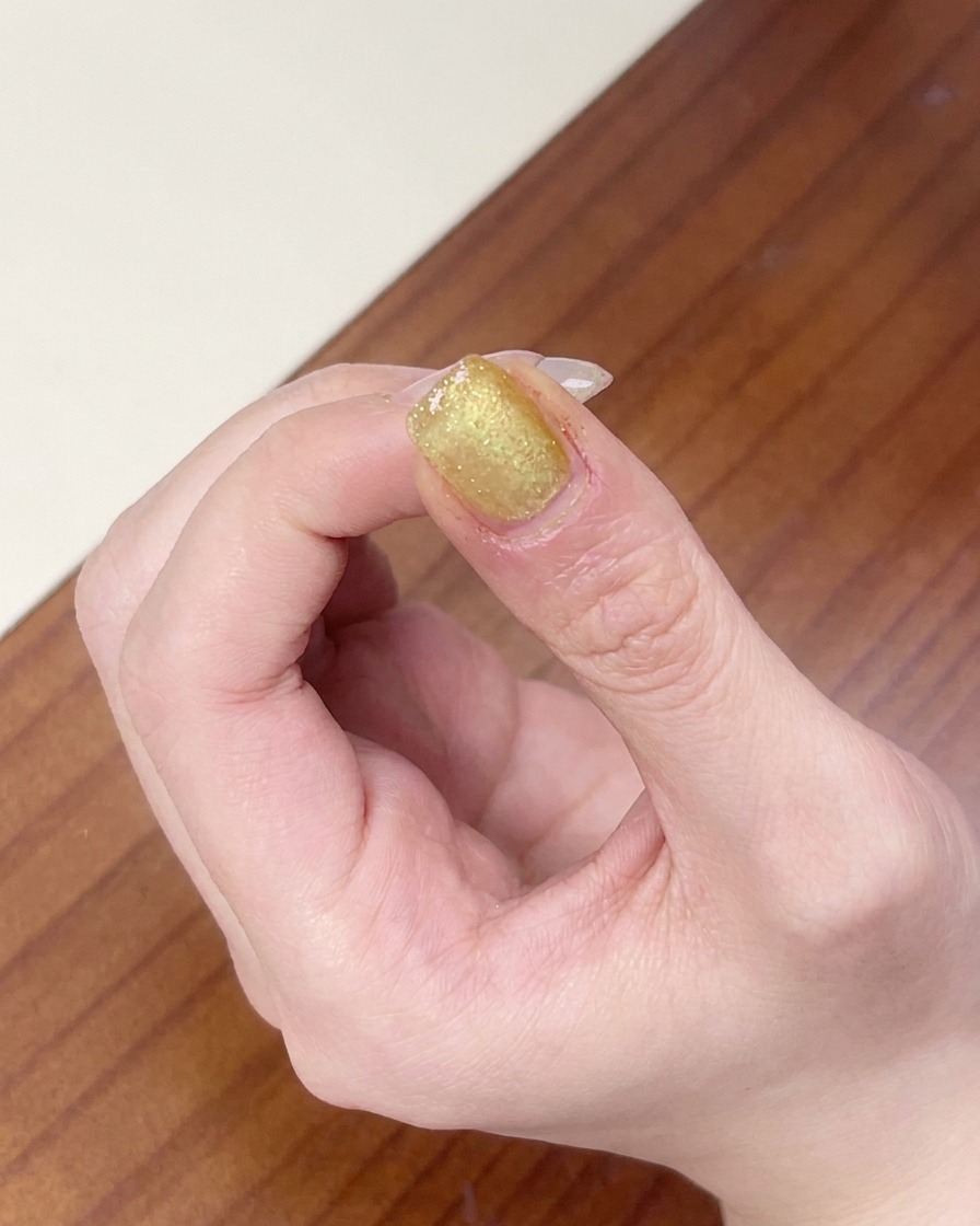 Using circular magnet motions to form a round, bead-like cat-eye effect on the nail.