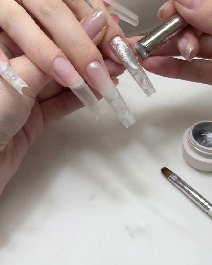 A cylindrical magnet hovering over a cat-eye gel tip to create a concentrated bright light stripe.