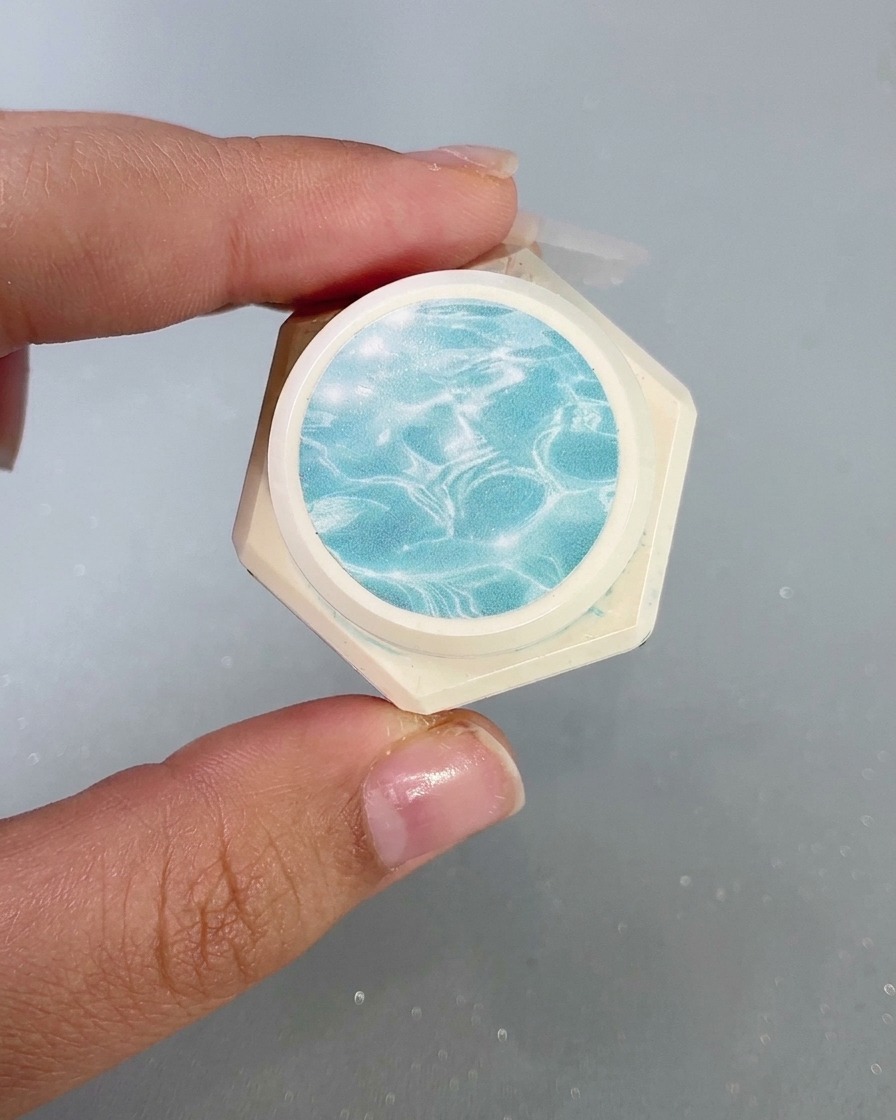 A container showing high-transparency glass gel with a water ripple pattern on the label.