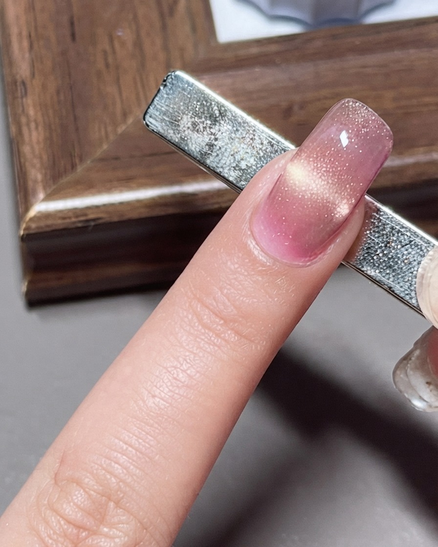 A wide magnet placed underneath the nail tip to produce a shrimp-line cat-eye pattern.