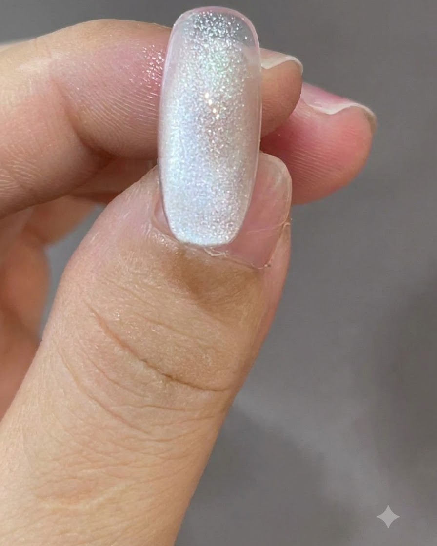A cat-eye nail showing a smooth gradient shimmer shifting from top to bottom.