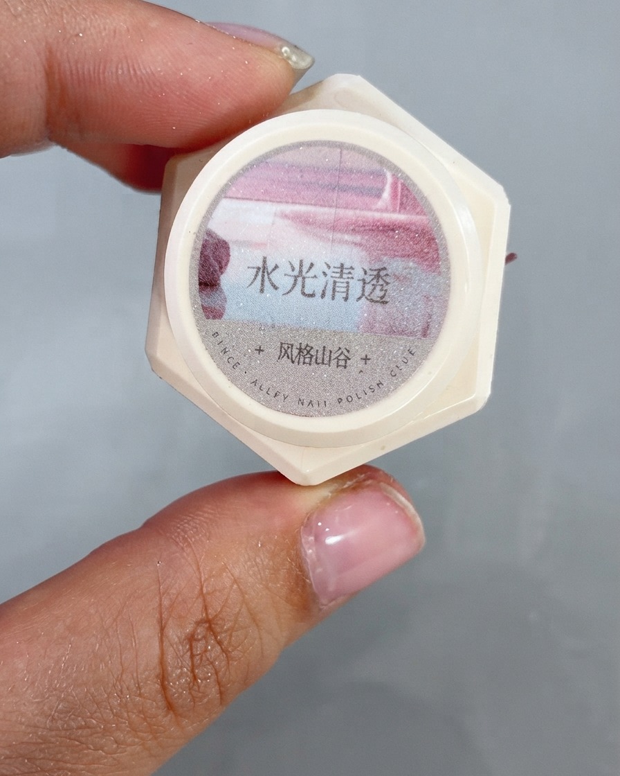 A nail brush applying water clear 01 gel near the front tip of a nail.