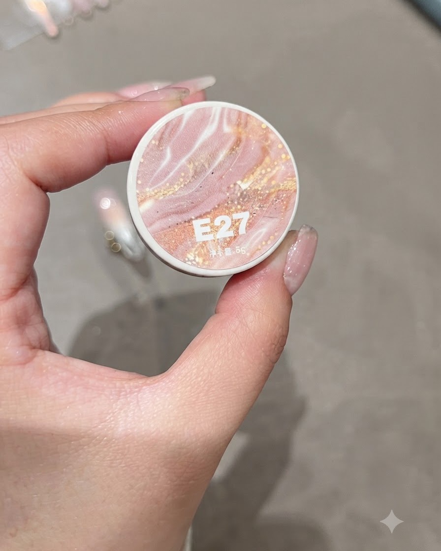 A jar of Qijimiaomiao gel E27 held in hand.