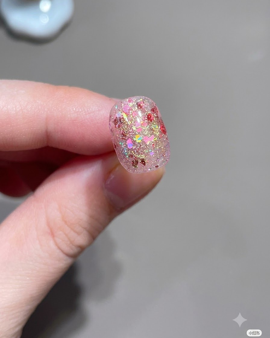 A nail with a matte top coat finish over the cat-eye base.