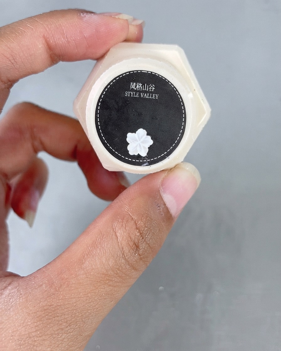 A jar of Style Valley white art gel labeled with a white flower icon.