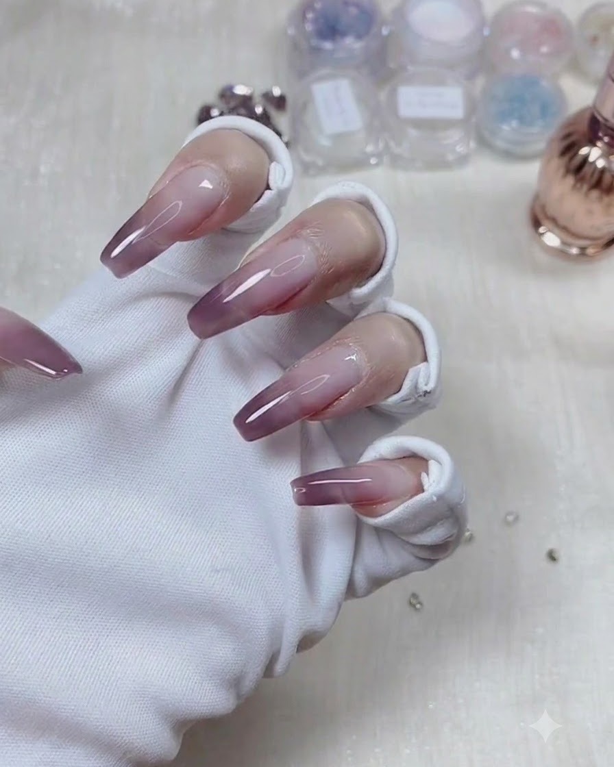 A gloved hand turned upside down to let the clear gel self-level and form a smooth structural arch.