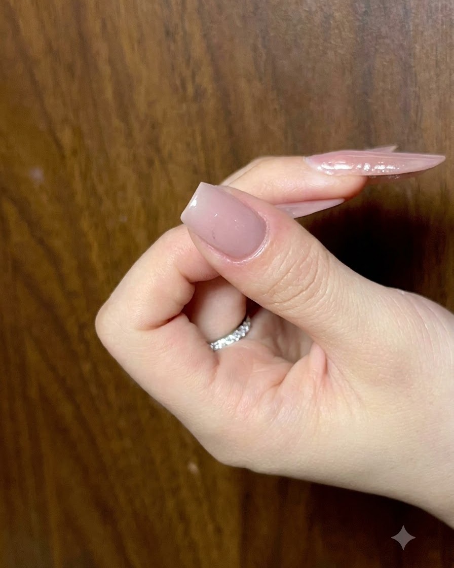 Adjusting the contour and shape of the butterfly wings with a fine brush and cat-eye gel.