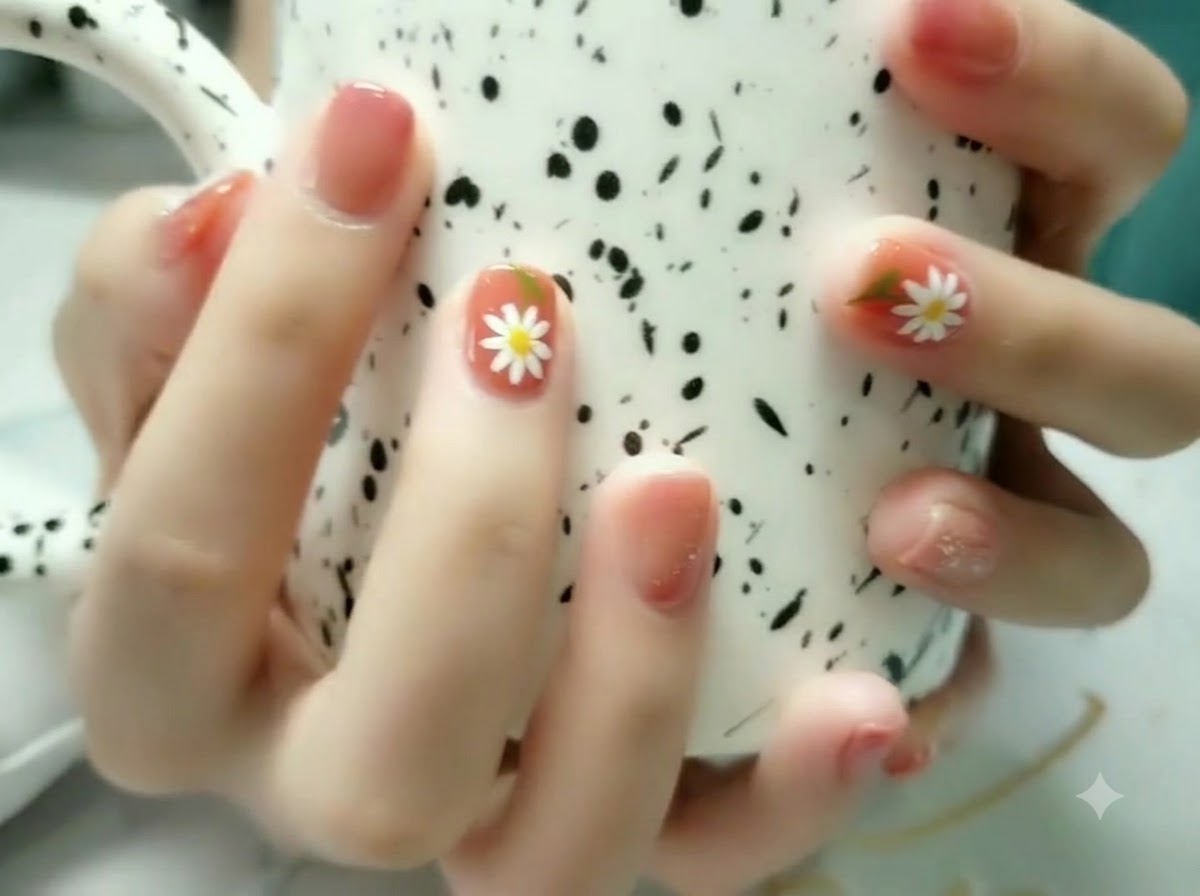 Detailed view of the right hand fingers showing the blended gradient color across the nail beds.