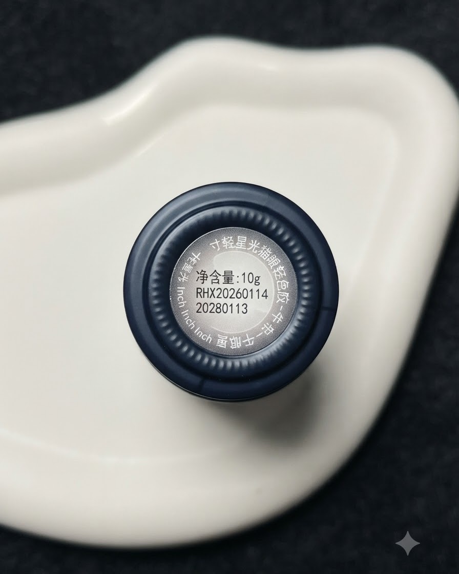 A top-down view of the cap and label of an INCH EASY silver magnetic or metallic gel polish bottle.