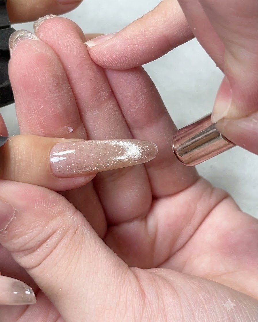 Cylindrical magnets positioned over the middle finger to shape the cat eye shimmer into a bright flash.